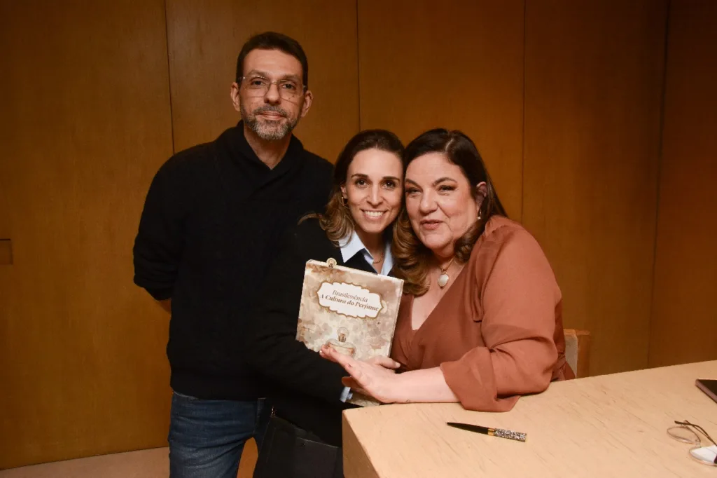 Renata Ashcar perfumaria, livro sobre perfumes brasileiros, cultura do perfume no Brasil, lançamento de livro sobre perfumes, marcador de livro olfativo, papel olfativo Kopiehaus