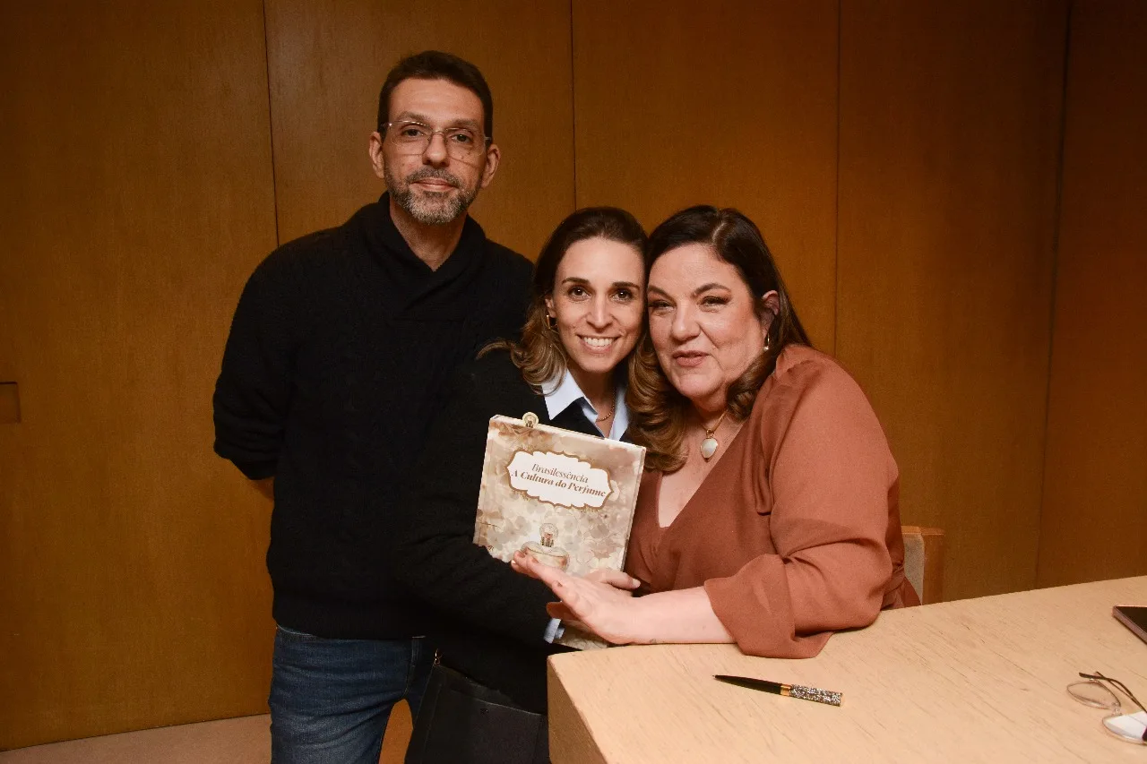 Renata Ashcar perfumaria, livro sobre perfumes brasileiros, cultura do perfume no Brasil, lançamento de livro sobre perfumes, marcador de livro olfativo, papel olfativo Kopiehaus