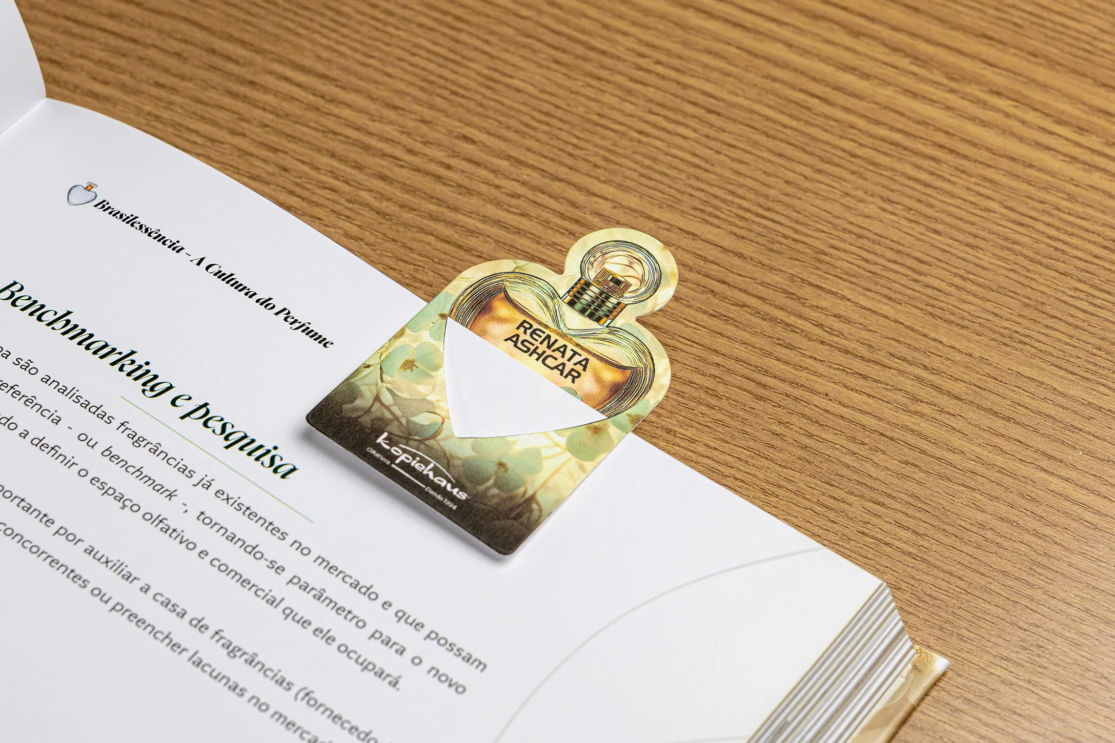 Renata Ashcar perfumaria, livro sobre perfumes brasileiros, cultura do perfume no Brasil, lançamento de livro sobre perfumes, marcador de livro olfativo, papel olfativo Kopiehaus