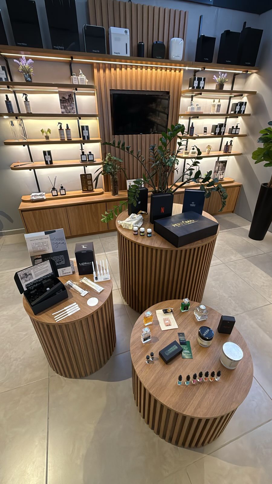Em cursos, treinamentos e workshops de perfumaria, cada detalhe contribui para uma experiência olfativa mais…